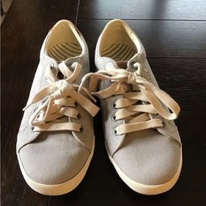 Taos Footwear Women’s Canvas Sneakers Star - light gray/taupe color, size 7.5